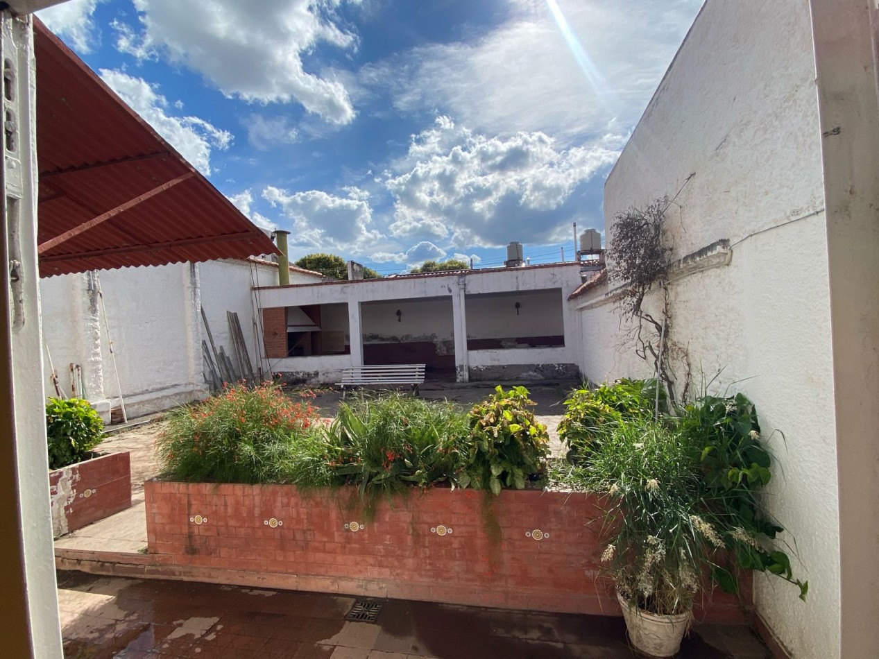 HERMOSA CASA EN VENTA  CASEROS AL 1500 MACROCENTRO 