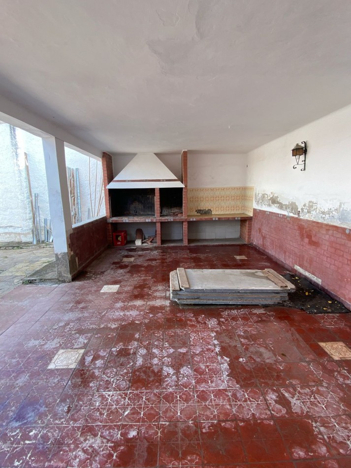 HERMOSA CASA EN VENTA  CASEROS AL 1500 MACROCENTRO 