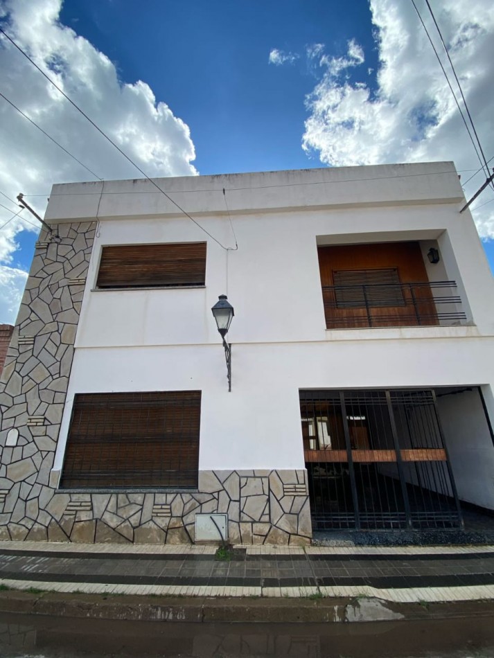 HERMOSA CASA EN VENTA  CASEROS AL 1500 MACROCENTRO 